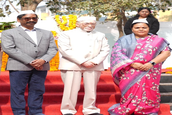 पुण्यतिथि पर याद किए गए बापू, राज्यपाल संतोष गंगवार और मंत्री दीपिका पांडेय ने दी श्रद्धांजलि श्रद्धांजलि