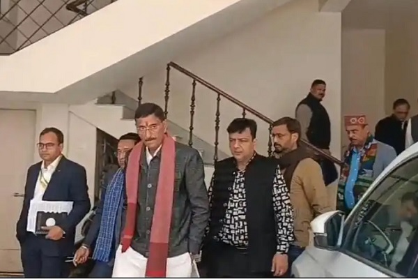 लापता कैरव गांधी के परिजनों से मिले रक्षा राज्य मंत्री संजय सेठ, बोले- झारखंड में कानून-व्यवस्था फेल कैरव गांधी