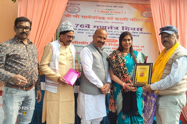 सार्वजनिक काली पूजा मंदिर ट्रस्ट ने पत्रकारों को किया सम्मानित मंदिर