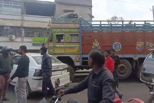 गिरिडीह-पचंबा मुख्य मार्ग पर बड़ा हादसा, बाल-बाल बचे शिक्षक गिरिडीह