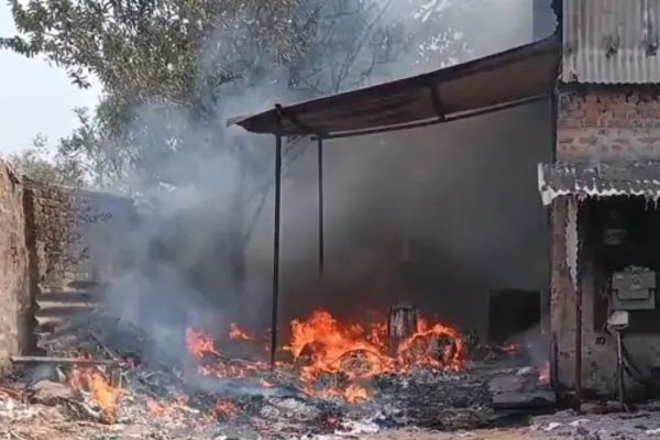 धनबाद के रुई फैक्ट्री में लगी भीषण आ’ग, एक मजदूर झुलसा धनबाद