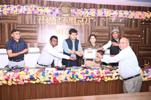 पाकुड़ में DBL की सीएसआर टीम को मिला सम्मान, DC और SP ने किया सम्मानित डीबीएल