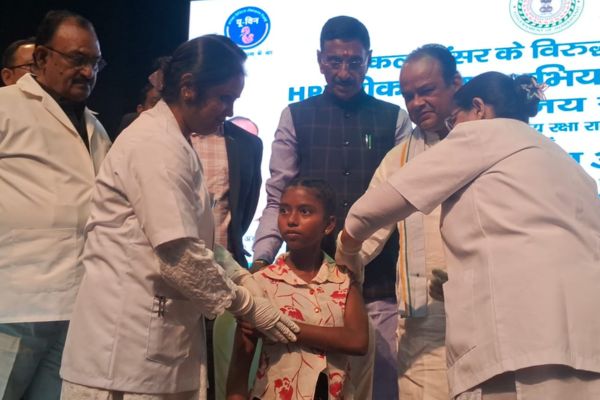 रांची में HPV टीकाकरण अभियान की शुरुआत, चलता कार्यक्रम छोड़ बाहर निकले डॉ. इरफान अंसारी टीकाकरण