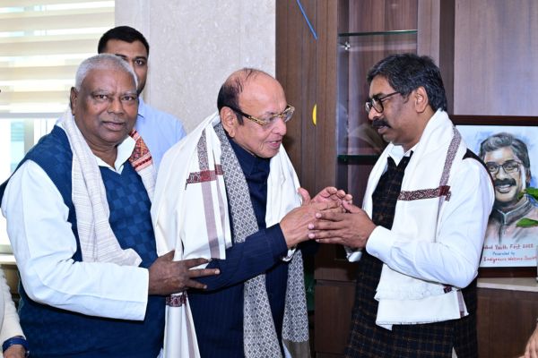 सीएम हेमंत से मिले पूर्व मुख्यमंत्री वाघेला, भेंट की दिशोम गुरू के साथ की यादगार तस्वीर हेमन्त