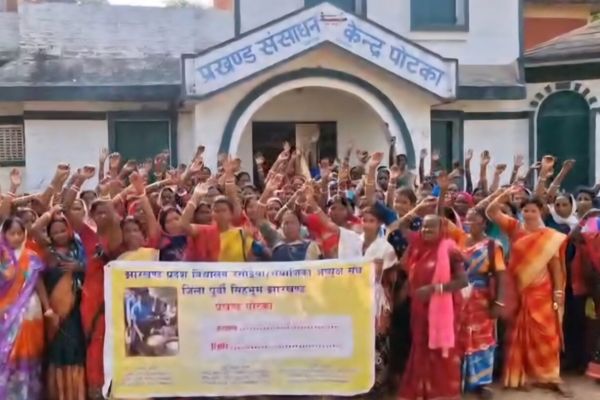 सरायकेला में रसोइयों और संयोजिकाओं की हड़ताल, सरकार से मानदेय बढ़ाए जाने की मांग स्कूलों