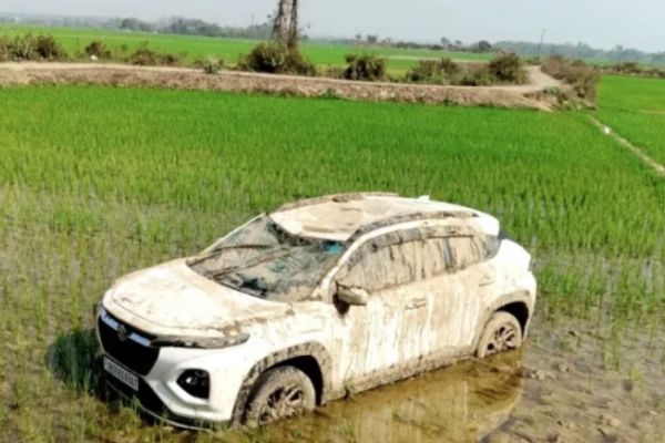 स्वर्ण व्यवसायी की कार खेत में पलटी, लाखों का सोना और जान दोनों सुरक्षित हादसा