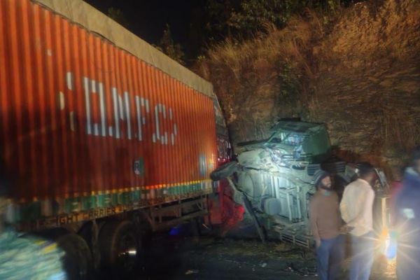 हजारीबाग में हाथियों को खदेड़ने निकली QRT टीम की गाड़ी कंटेनर से टकराई, दो की मौ’त, आठ गंभीर QRT