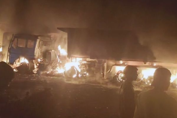 दुमका में खौफनाक सड़क हादसा : हाईवा की टक्कर से चार गाड़ियां जलकर राख, एक की मौ’त (VIDEO) दुमका