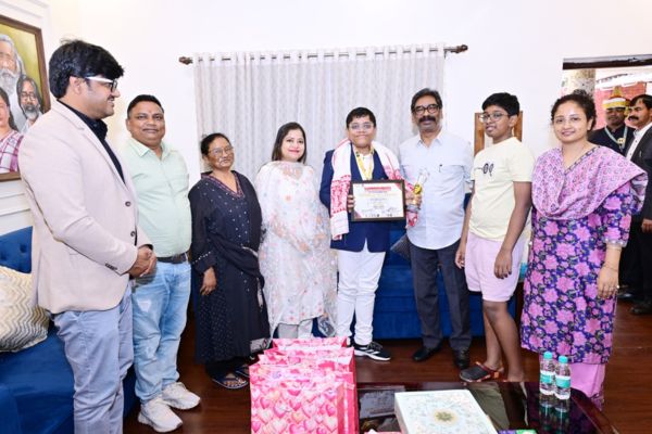सीएम हेमंत सोरेन से मिले युवा चेस चैंपियन अधिराज मित्रा सीएम
