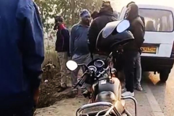 खू’न से लथपथ मिली अज्ञात शख्स की बॉडी, स्पॉट से बाइक और पिस्टल बरामद बॉडी