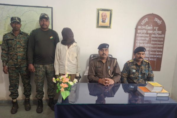 चाईबासा में नशे पर बड़ा वार, 2 एकड़ में लगी अफीम की फसल तहस-नहस पुलिस