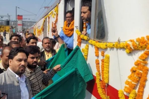 डालटनगंज पहुंची धनबाद-भोपाल एक्सप्रेस, पलामू-गढ़वा को मिली सीधी रेल कनेक्टिविटी धनबाद