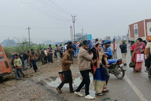 बस से उतरकर सड़क किनारे टॉयलेट कर रहे यात्रियों को कंटेनर ने कुचला, 6 की दर्दनाक मौ’त बस