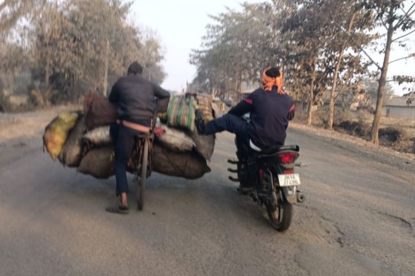 हिरणपुर में साइकिल से हो रही कोयला चोरी, पुलिस की चुप्पी पर उठ रहे सवाल साइकिल