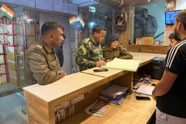 रांची पुलिस का देर रात बड़ा एक्शन : ट्रेनी IPS साक्षी और DSP प्रकाश सोय ने की होटलों में ताबड़तोड़ चेकिंग पुलिस
