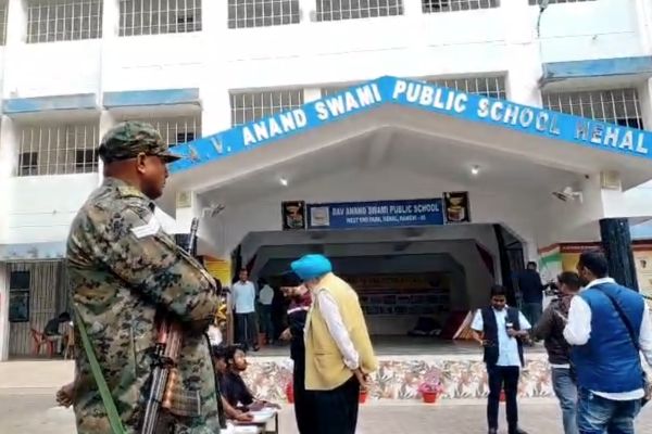 D.A.V. Anand Swami Public School में कड़ी सुरक्षा के बीच हो रहा मतदान मतदान