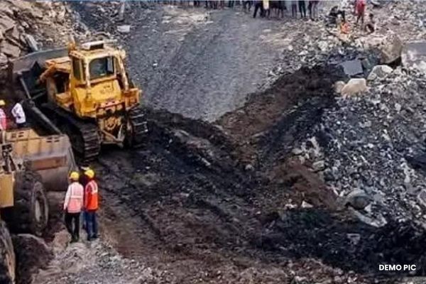 जामताड़ा में बंद कोयला खदान में हादसा, आठ लोगों के मलबे में दबे होने की आशंका कोयला