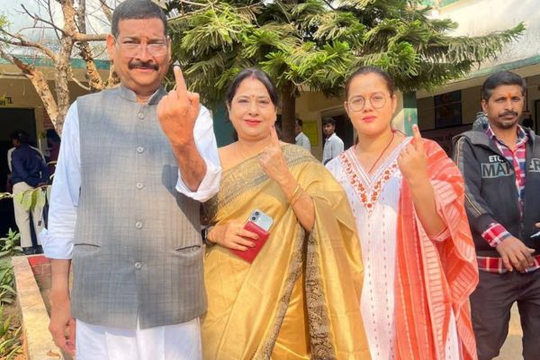 भाजपा सांसद दीपक प्रकाश ने परिवार संग डाला वोट, मतदान का किया आग्रह सांसद