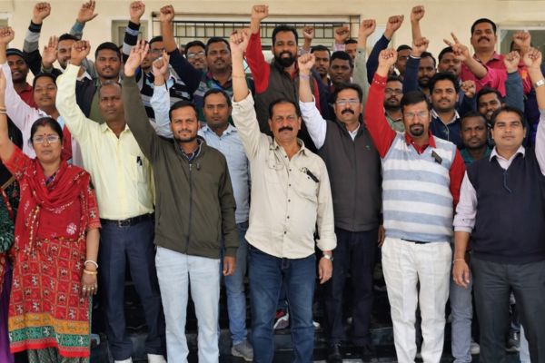 DSPMU में नॉन-टीचिंग स्टाफ का विरोध प्रदर्शन तेज, प्रशासन के फैसलों पर नाराजगी DSPMU