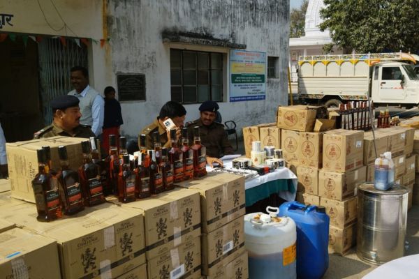 हजारीबाग में अवैध मिनी शराब फैक्ट्री का खुलासा, 56 लाख का माल के साथ दो गिरफ्तार हजारीबाग