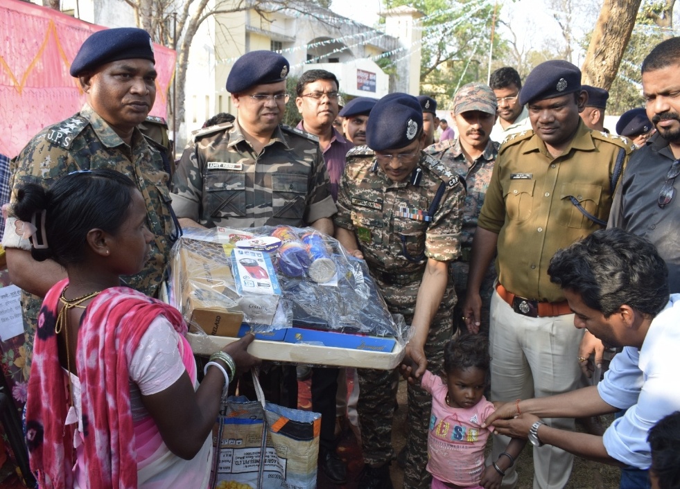 चाईबासा पुलिस की बेहतरीन पहल, आईईडी ब्लास्ट में मृत व घायलों के आश्रितों को जोड़ा रोजगार से