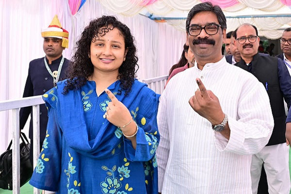 सीएम हेमंत ने पत्नी कल्पना के साथ डाला वोट, संत कुलदीप स्कूल में किया मतदान सीएम