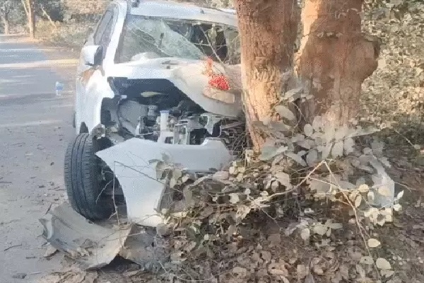 शादी से लौट रही कार पेड़ से टकराई, एक की दर्दमाक मौत सड़क