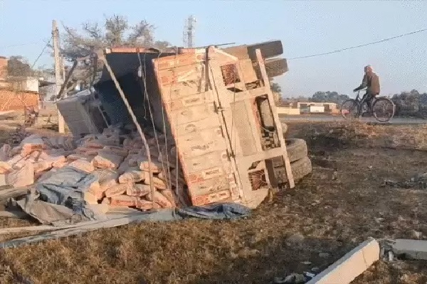 सीमेंट लदा ट्रक बिजली खंभे से टकराकर पलटा, ड्राइवर को आ गयी थी झपकी ट्रक