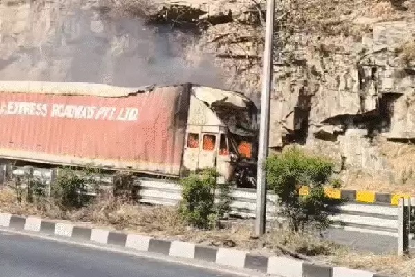रामगढ़ की चूटूपालू घाटी में कंटेनर और ट्रेलर की भयंकर टक्कर, चालक की जलने से मौत घाटी