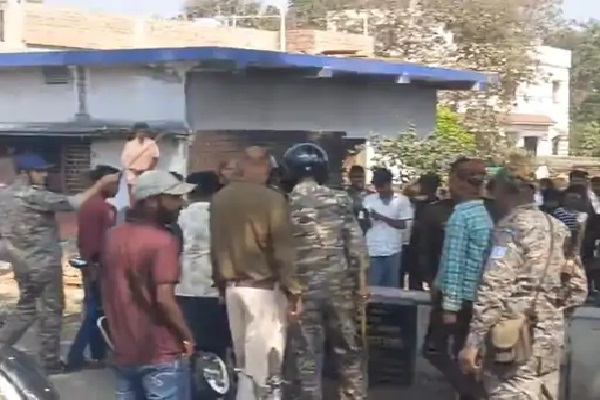 बोकारो में बच्चा चोर समझ ग्रामीणों ने महिला प्रचारक को पकड़ा, फिर… चोरी