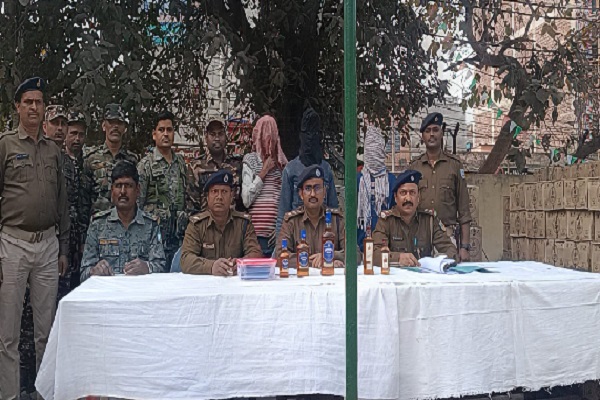 पलामू पुलिस का बड़ा छापा : 875 पेटी अवैध अंग्रेजी शराब सहित ट्रक जब्त, तीन आरोपी गिरफ्तार अवैध