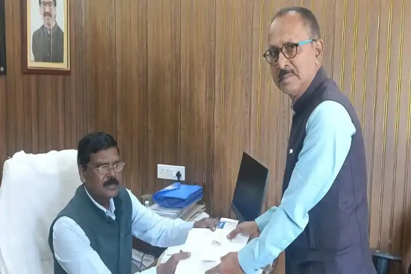 सरायकेला व आदित्यपुर में चुनाव चिन्ह वितरण, प्रत्याशियों में दिखा उत्साह चुनाव