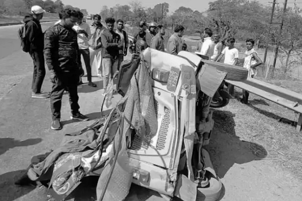 NH-33 में भीषण सड़क हादसा, एक की मौ’त,महिला समेत चार अन्य घायल हादसा