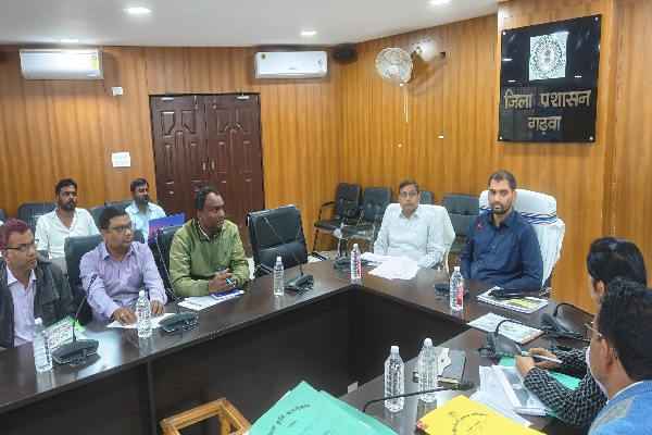 ‘योजनाओं में लापरवाही बर्दाश्त नहीं’, DC ने अधिकारियों को चेताया बैठक