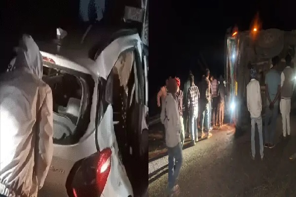लातेहार की घाटी में कार पर पलट गया 12 चक्का ट्रक, पति की मौत, पत्नी जख्मी सड़क हादसा