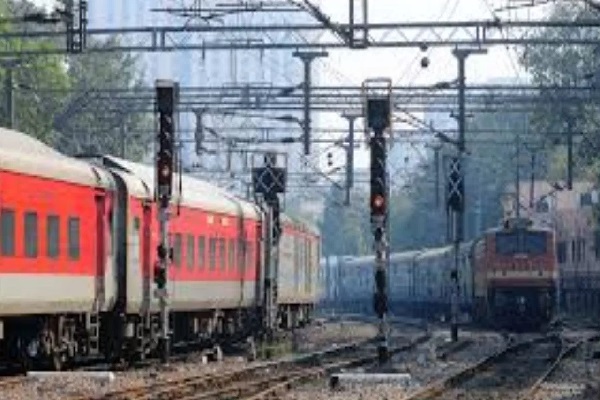 रेलवे स्टेशन पर हाई वोल्टेज तार की चपेट में आया युवक, गंभीर रूप से घायल हादसा