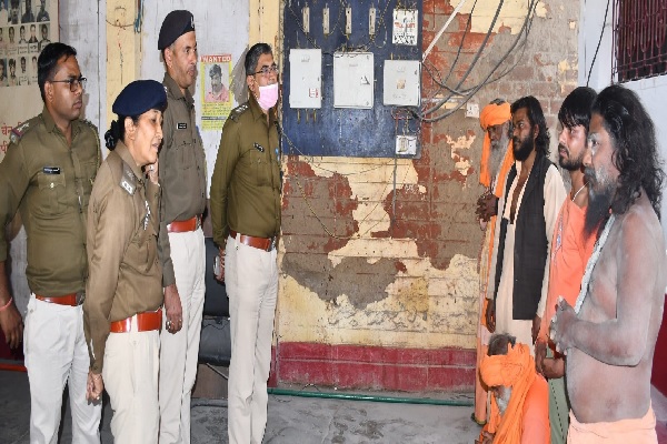 बच्चा चोर के शक में भीड़ ने पांच साधुओं को पीटा… जानें पूरा मामला बच्चा चोरी