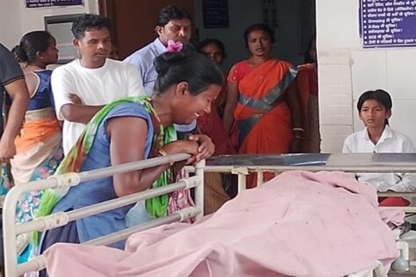 काम के दौरान दूसरी मंजिल से गिरा मजदूर, अस्पताल में तोड़ा मजदूर
