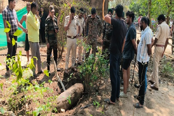 स्वर्णरेखा नदी किनारे विशाल बम को निष्क्रिय करने पहुंची भारतीय सेना, ड्रोन से निगरानी बम