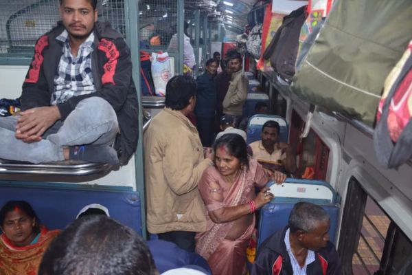 होली पर रांची पहुंचना चुनौती भरा : ट्रेनों में लंबी वेटिंग, बसें फुल और फ्लाइट किराया दोगुना होली