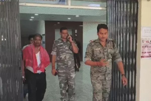 गोड्डा में दिनदहाड़े बैंक में लूट की कोशिश, गार्ड को गो’ली मार भाग निकले बदमाश बैंक