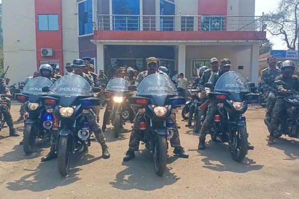 पाकुड़ में होली और ईद को लेकर फ्लैग मार्च, प्रशासन पूरी तरह अलर्ट होली