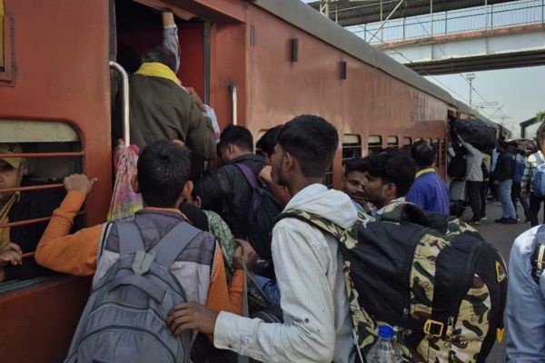होली स्पेशल ट्रेनें भी फुल, बिना टिकट भी सफर को तैयार प्रवासी होली
