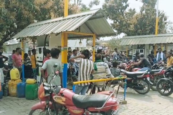 अफवाहों के कारण साहिबगंज के पेट्रोल पंपों पर लगी लंबी कतारें पेट्रोल
