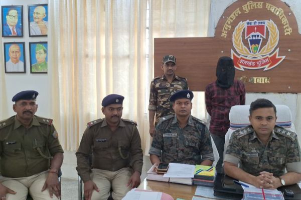 हुसैनाबाद में झोपड़ी होटल पर छापा, अवैध हथियार के साथ संचालक गिरफ्तार हुसैनाबाद