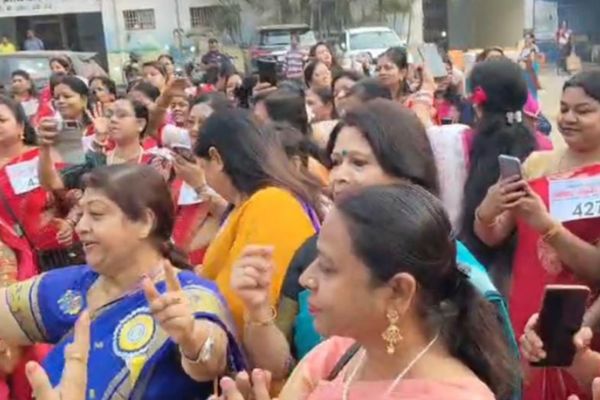 देवघर में महिला दिवस पर ‘साड़ी स्वैग’ वॉकथॉन,सर्वाइकल कैंसर पर दिया संदेश देवघर