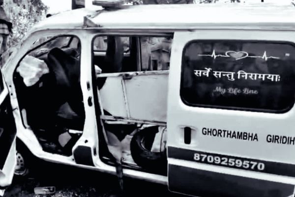 हाईवा के चलते एंबुलेंस दुर्घटनाग्रस्त, इलाज के लिए जा रही बच्ची की दर्दनाक मौ’त हादसा