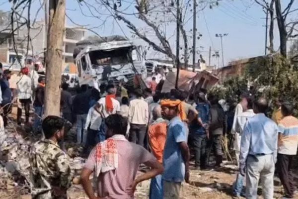 हजारीबाग में ट्रेलर ने टेंपो और बस को मारी टक्कर, एक की दर्दनाक मौ’त, पांच घायल हजारीबाग