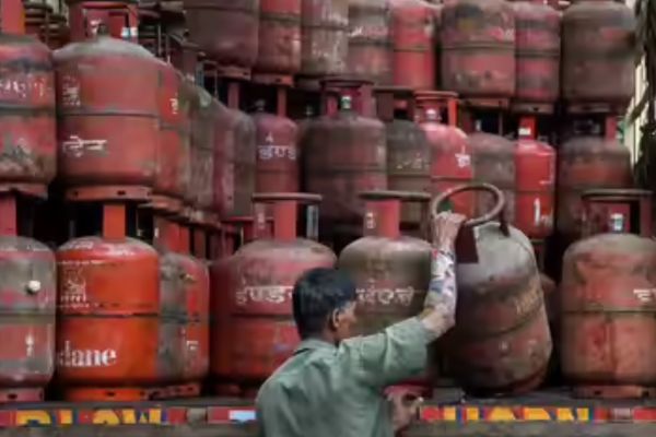गैस संकट के बीच सरकार का बड़ा फैसला : PNG कनेक्शन वालों को अब नहीं मिलेगा LPG सिलेंडर LPG