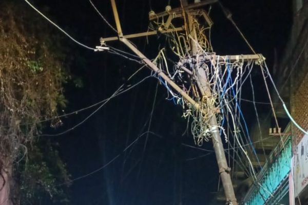 झुकते पोल, उलझे तार… पाकुड़ में हादसे को न्योता दे रही बिजली व्यवस्था बिजली